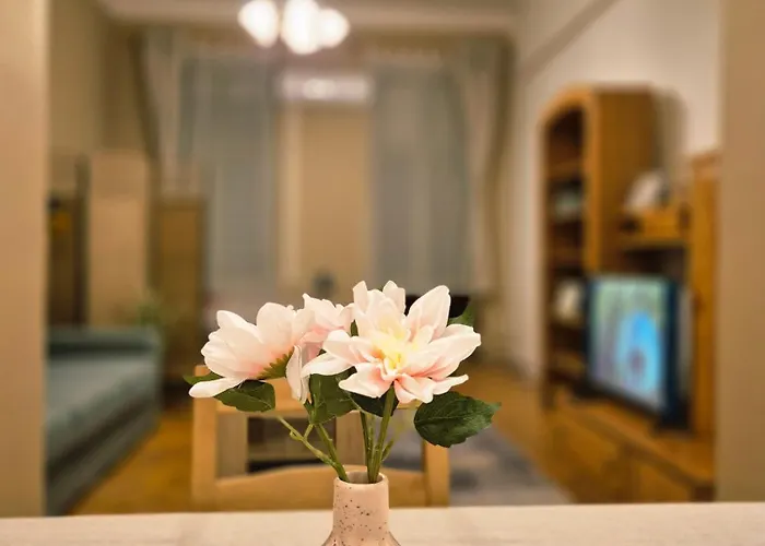 Bohemian Wooden Hideaway With Bathtub & Ac Near Heroes Square Διαμέρισμα *