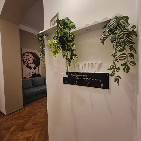 Bohemian Wooden Hideaway With Bathtub & Ac Near Heroes Square