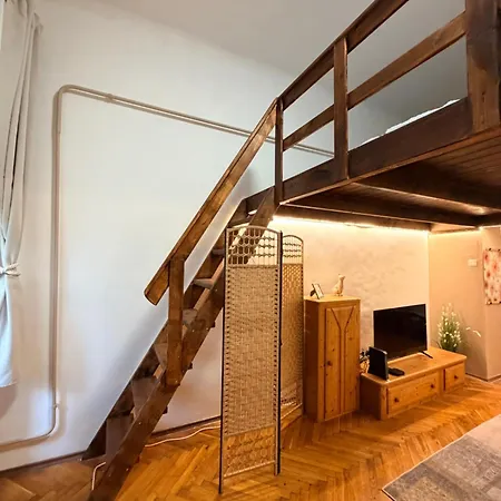 Bohemian Wooden Hideaway With Bathtub & Ac Near Heroes Square Lejlighed