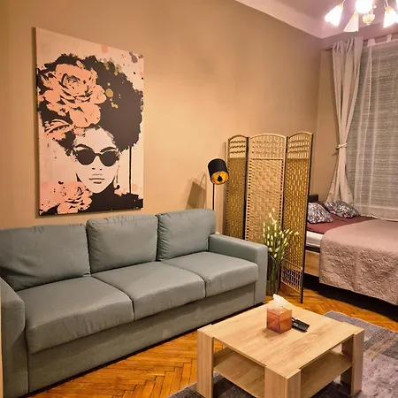 Bohemian Wooden Hideaway With Bathtub & Ac Near Heroes Square *